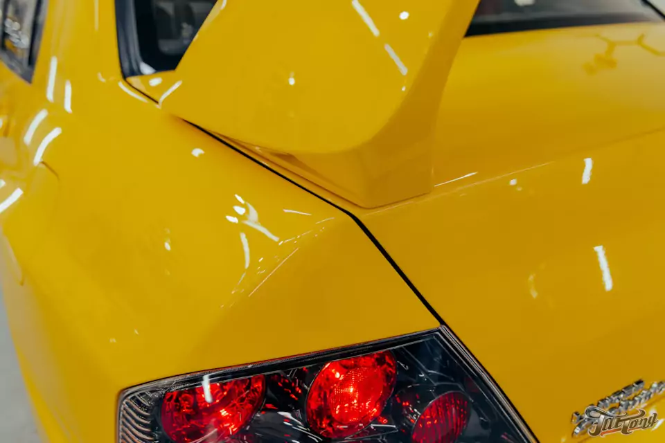 Частичная покраска Mitsubishi Lancer Evolution с подбором цвета: старая краска снялась вместе с пленкой!